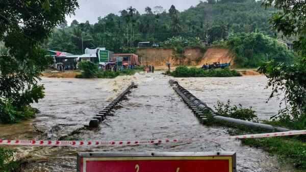 “Xin chú ý, xin chú ý!"
