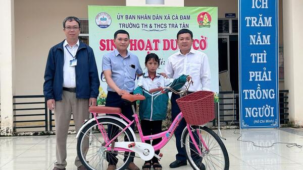 Chi bộ các cơ quan Đảng xã Cà Đam ra mắt chương trình “Tiếp sức cùng em đến trường”